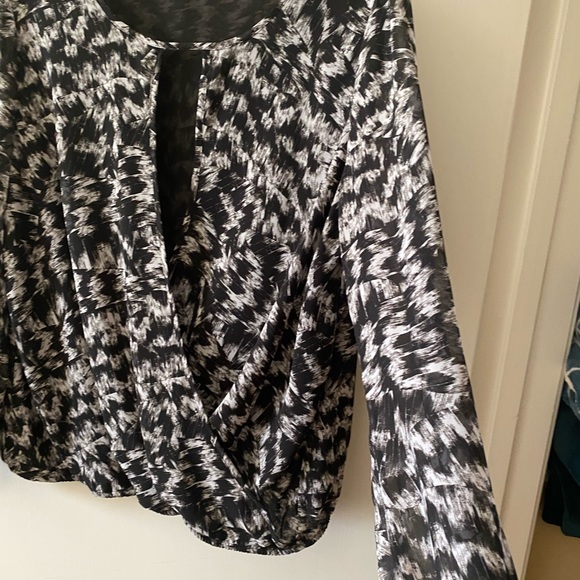 VINCE CAMUTO Women’s Long Sleeves Faux-Wrapped Printed Tops - Picture 4 of 5